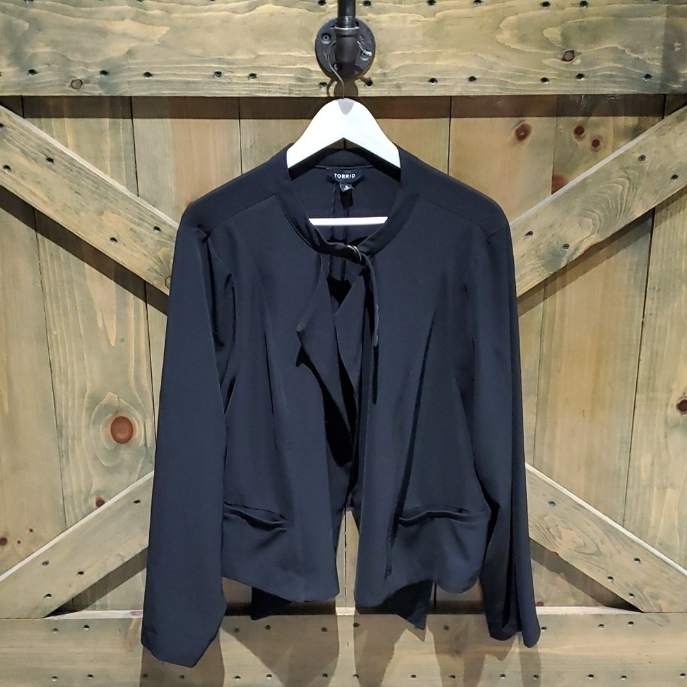 TORRID LIGHTWEIGHT BLACK BLAZER SIZE 3